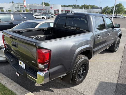 Certified 2022 Toyota Tacoma SR5 AWD/4WD image 5