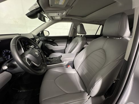 Used 2023 Toyota Highlander XLE FWD image 13