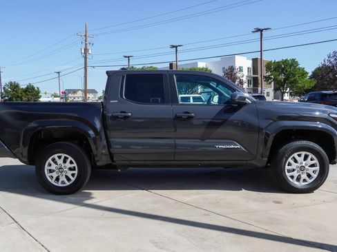 Used 2025 Toyota Tacoma SR5 AWD/4WD image 9