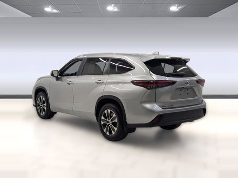 Used 2025 Toyota Highlander XLE image 2