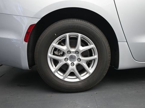 Used 2023 Chrysler Pacifica Touring-L FWD image 10