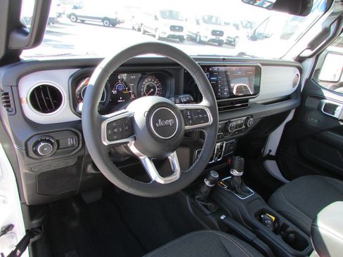 Used 2025 Jeep Wrangler Unlimited Sahara image 16