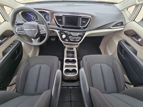 Used 2023 Chrysler Voyager LX image 21