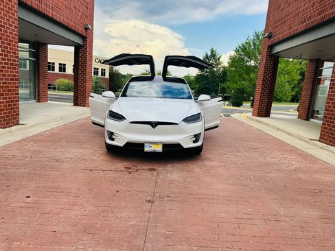 Used 2018 Tesla Model X 100D AWD/4WD image 2
