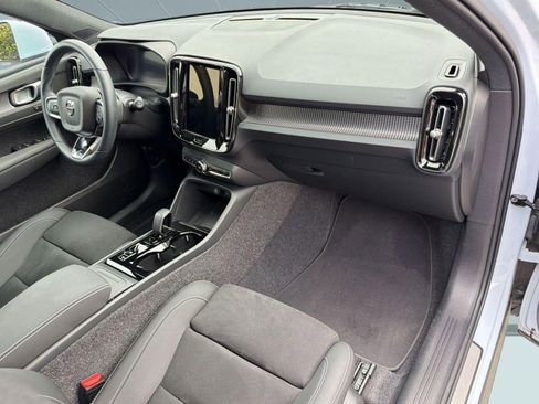 Certified 2025 Volvo XC40 B5 Plus image 30