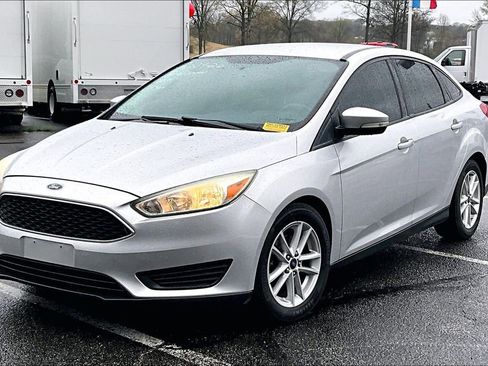 Used 2016 Ford Focus SE image 2