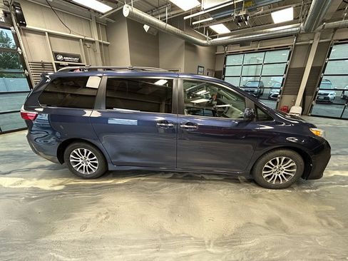 Used 2019 Toyota Sienna XLE w/ XLE Navigation Package FWD image 33