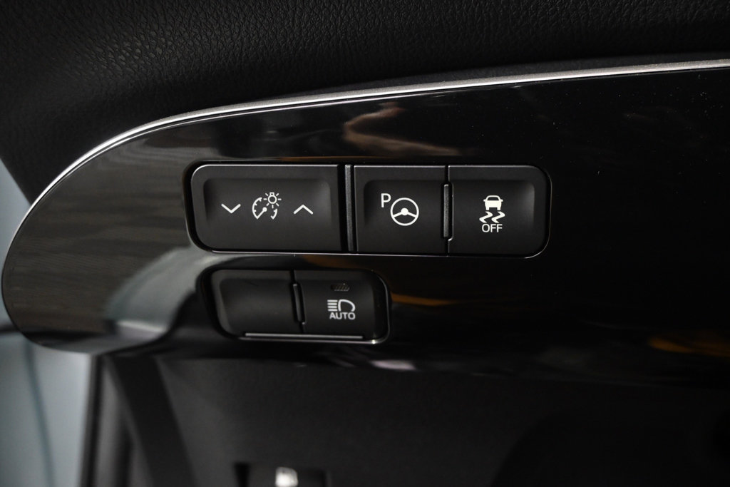 Used 2020 Toyota Prius XLE AWD/4WD image 24