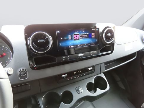 Used 2024 Mercedes-Benz Sprinter 2500 image 50