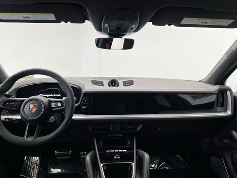 Used 2025 Porsche Cayenne image 6