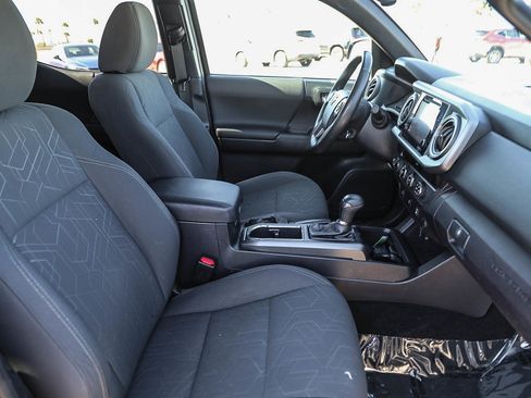 Used 2017 Toyota Tacoma TRD Sport AWD/4WD image 16
