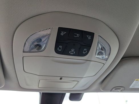 Used 2019 Chrysler Pacifica Limited image 25