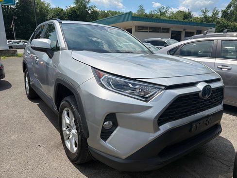 Used 2020 Toyota RAV4 XLE w/ Carpet Mat Package AWD/4WD image 3
