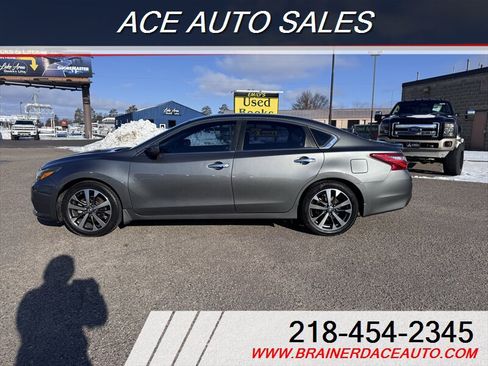 Used 2017 Nissan Altima 2.5 SR w/ LED Appearance Package image 5