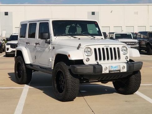 Used 2016 Jeep Wrangler Unlimited Sahara w/ Connectivity Group AWD/4WD image 3