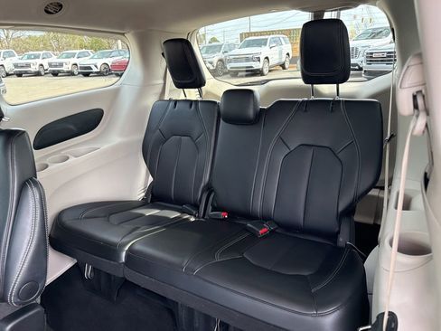 Used 2024 Chrysler Pacifica Touring-L FWD image 13