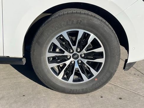 Used 2025 Ford Expedition Max Platinum AWD/4WD image 9