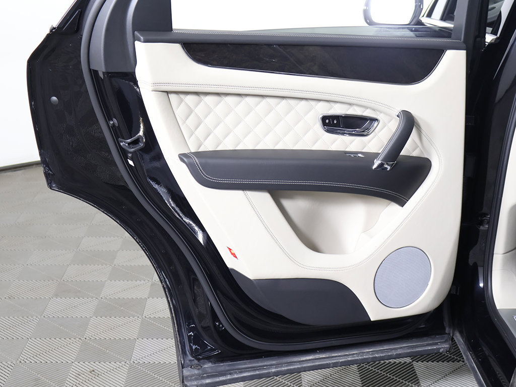 Used 2020 Bentley Bentayga Plug-In Hybrid AWD/4WD image 32