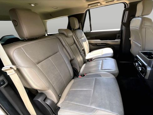 Used 2018 Ford Expedition XLT w/ Equipment Group 202A RWD image 21