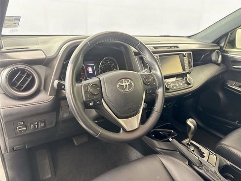 Used 2018 Toyota RAV4 SE image 13