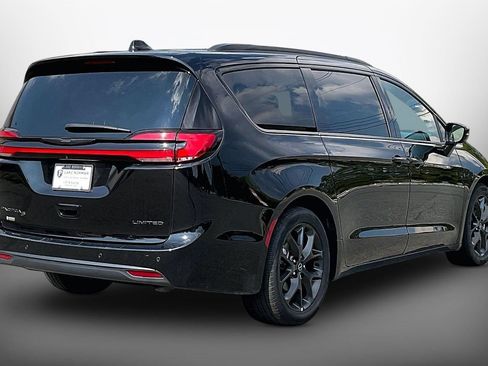Used 2025 Chrysler Pacifica Limited FWD image 8
