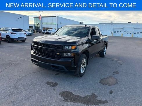 Used 2019 Chevrolet Silverado 1500 Custom w/ Custom Convenience Package AWD/4WD image 2