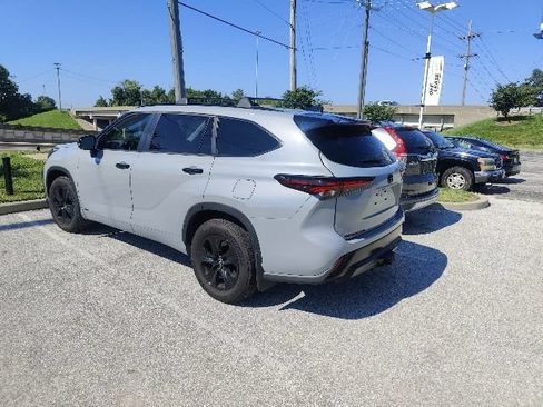 Used 2024 Toyota Highlander XLE AWD/4WD image 9