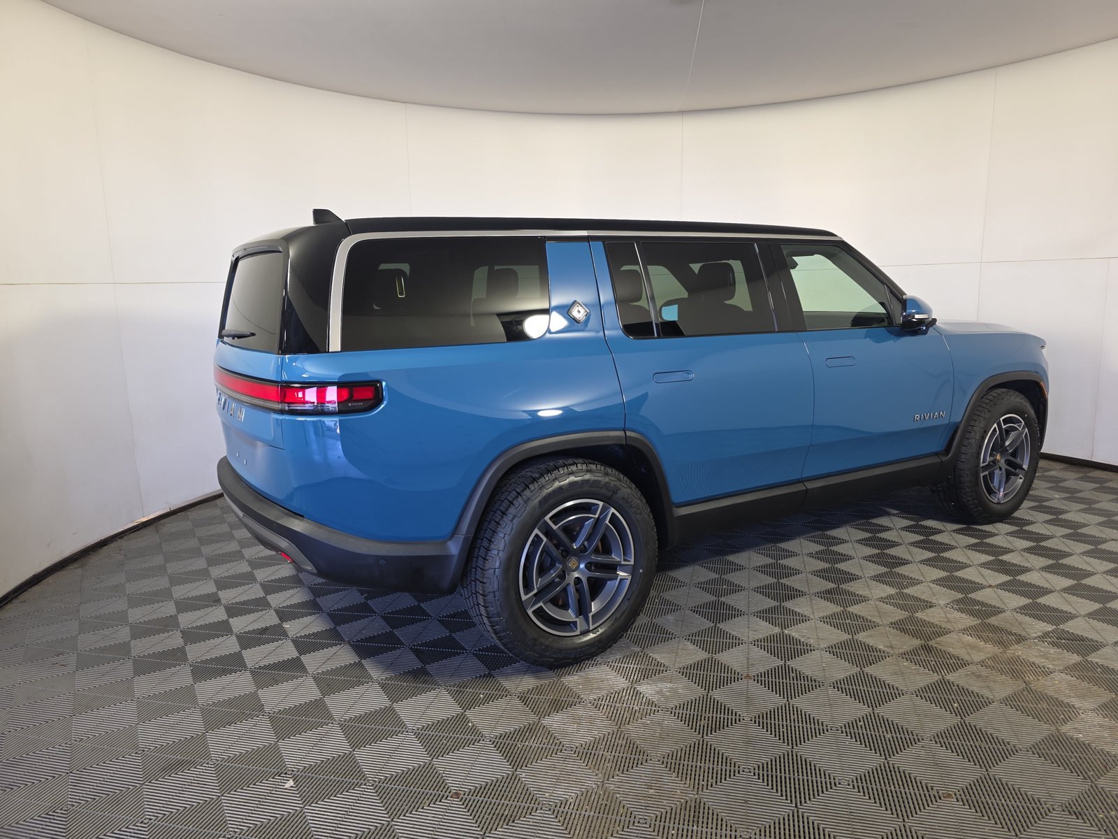 Used 2025 Rivian R1S Adventure Dual AWD/4WD image 5