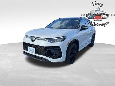 New 2025 Volkswagen Tiguan SE R-Line image 3