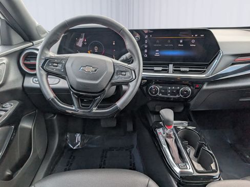 Used 2025 Chevrolet Trax RS w/ Driver Confidence Package FWD image 17