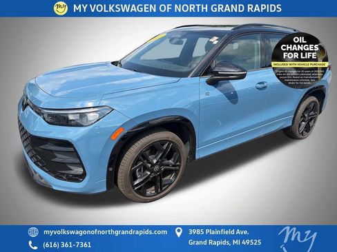 Used 2025 Volkswagen Tiguan SE R-Line AWD/4WD image 4