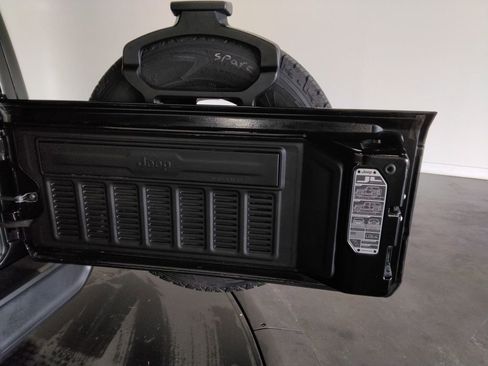 Used 2021 Jeep Wrangler Unlimited Sahara w/ Uconnect 4C Nav & Sound Group image 9