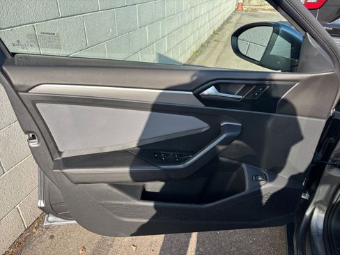 Used 2025 Volkswagen Jetta SE image 18