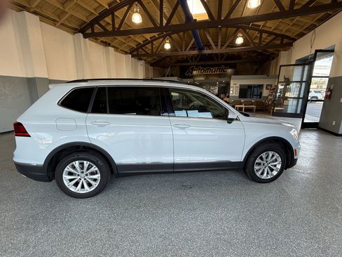 Used 2018 Volkswagen Tiguan SE w/ Panoramic Sunroof Package image 8