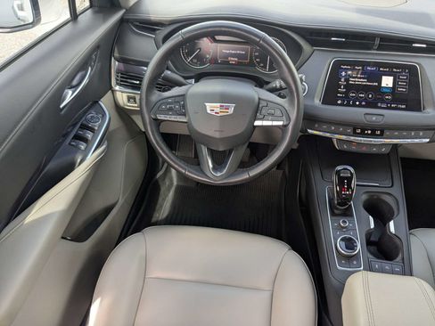 Used 2023 Cadillac XT4 Luxury w/ Cold Weather Package FWD image 18