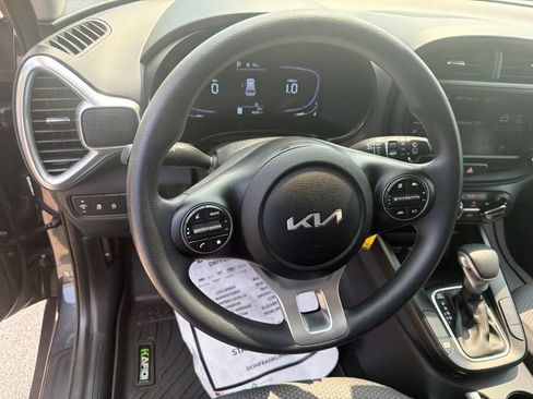 Used 2025 Kia Soul LX w/ LX Technology Package FWD image 13