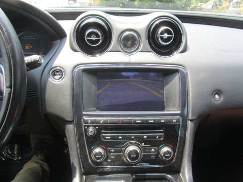 Used 2014 Jaguar XJ R LWB RWD image 16