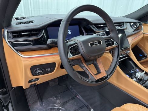 Used 2023 Jeep Grand Cherokee Summit AWD/4WD image 19