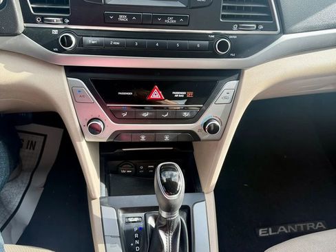 Used 2017 Hyundai Elantra SE FWD image 29