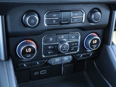 Used 2023 Chevrolet Suburban Z71 w/ Luxury Package image 18