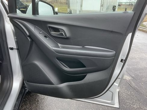 Used 2022 Chevrolet Trax LT w/ LT Convenience Package image 19