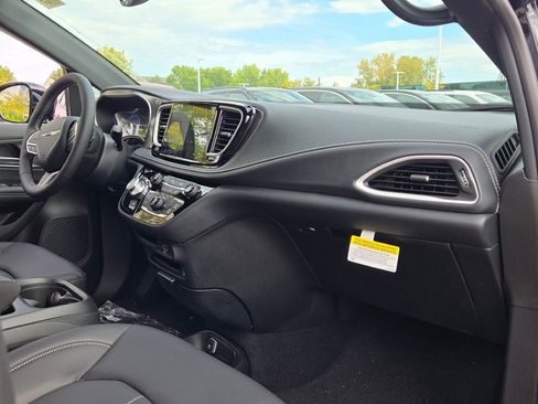 New 2026 Chrysler Pacifica Select image 8