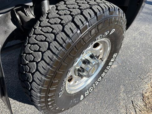 Used 2005 GMC Sierra 2500 SLE w/ Skid Plate Package image 9