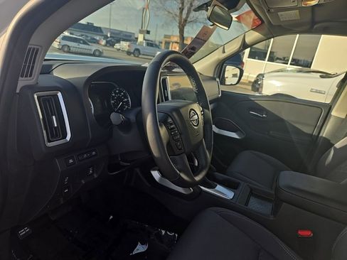 Used 2025 Nissan Frontier SV w/ SV Convenience Package image 13