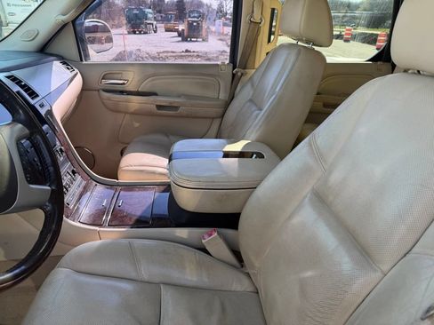 Used 2007 Cadillac Escalade AWD w/ Information Package image 7