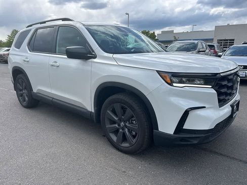 Used 2025 Honda Pilot Sport image 3