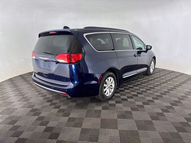 Used 2017 Chrysler Pacifica Touring-L FWD image 6