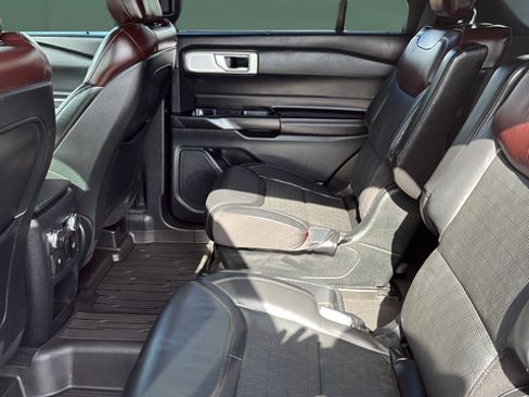 Used 2020 Ford Explorer Platinum w/ Premium Technology Package AWD/4WD image 23