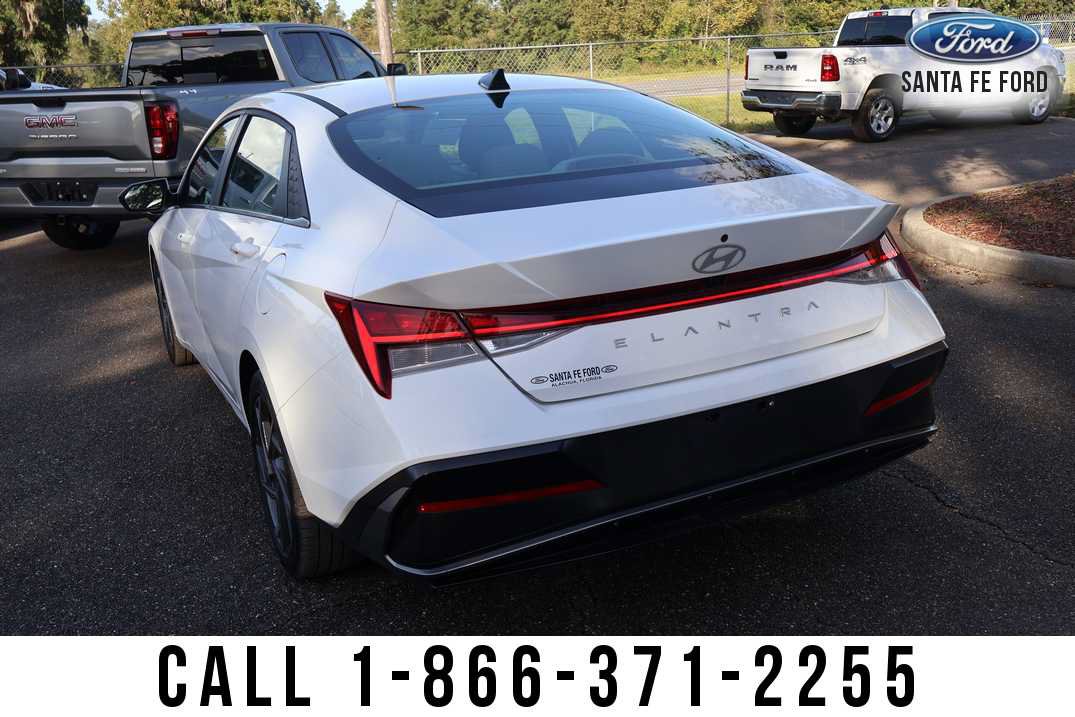 Used 2025 Hyundai Elantra SEL FWD image 3