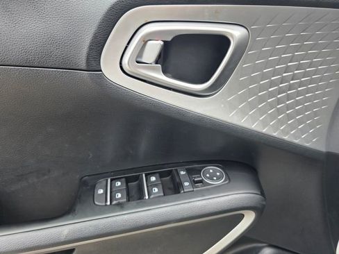 Certified 2025 Kia Soul LX w/ LX Technology Package FWD image 18